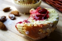 Brioşe cu vişine şi migdale - Sour Cherry Almond Muffins