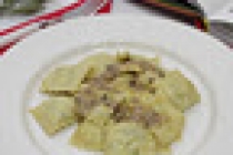 Ravioli (la 6 maini ) cu ricotta, spanac si sos de unt cu salvie