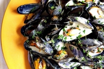 Duminica alaturi de prieteni - Midii in sos Roquefort de la Alison s trials (Sunday with Friends-  Mussels in Roquefort Sauce from Alison s trials)