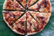 Pizza simpla cu mozzarella si prosciutto (The simplest pizza ever)