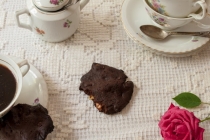 Biscuiti cu ciocolata, fistic si alune (Chocolate cookies with pistachio and hazelnuts)