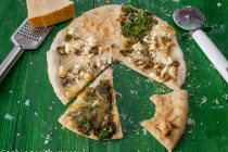 Pizza alba cu trei branzeturi si pesto de leurda (White pizza with three cheeses and wild garlic pesto)
