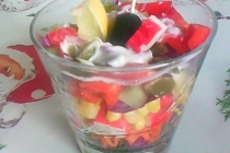 Salată colorată cu surimi - la pahar