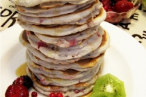 Pancakes (clatite americane) cu fructe de padure