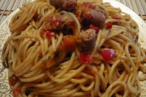 Spaghete cu sos şi cârnăciori proaspeţi