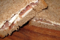 Sandwich cu unt si ton afumat