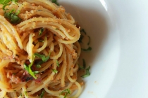Spaghetti con alici e pangratatto