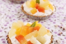 Mini tarte cu fructe tropicale