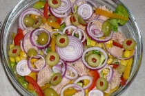 Salata cu ton, porumb si ardei gras (2-4 persoane)