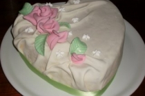 tort inimioara acoperit cu pasta de zahar