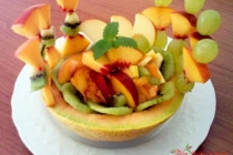 fructe în coș de pepene galben