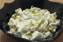 Salată de pui cu porumb şi sos de iaurt