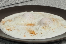 Ouă poșate pe strat de brânză și smântână
