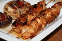 Frigarui de pui indoneziene (chicken satay) cu sos de arahide si garnitura de ciuperci umplute