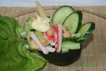 Salata cu surimi, porumb, avocado si naut
