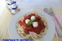 Spaghetti cu carnat si sos de rosii